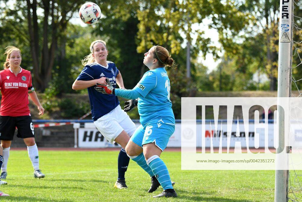 GER, FRLN, TSG 07 Burg Gretesch vs. Hannover 96 15.09.2019, Sportplatz Gretesch, Osnabrück, GER, FRLN, TSG 07 Burg Gretesch vs. Hannover 96 im Bild Mathilda Kreuzer (TSG 07 Burg Gretesch 16), Aktion Einzelbild mit Ball