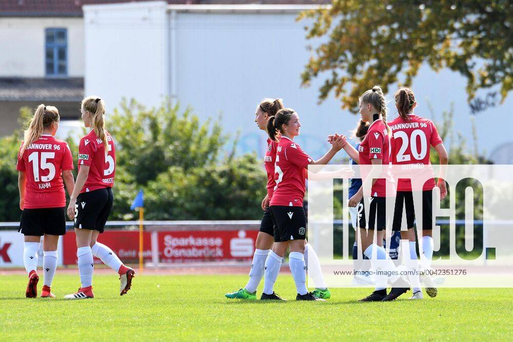 GER, FRLN, TSG 07 Burg Gretesch vs. Hannover 96 15.09.2019, Sportplatz Gretesch, Osnabrück, GER, FRLN, TSG 07 Burg Gretesch vs. Hannover 96 im Bild die Mannschaft von Hannover 96 bejubelt den 0:4-Sieg. Schlussjubel Schlußjubel Emotion Freude