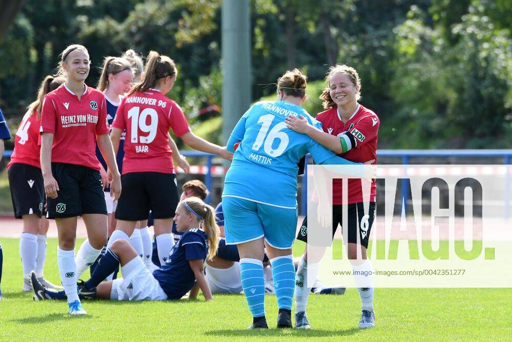 GER, FRLN, TSG 07 Burg Gretesch vs. Hannover 96 15.09.2019, Sportplatz Gretesch, Osnabrück, GER, FRLN, TSG 07 Burg Gretesch vs. Hannover 96 im Bild v. li. Torhueterin Katharina Mattus (Hannover 96 16) und Lena Rathmann (Hannover 96 6) freuen sich über den Sieg. Schlussjubel Schlußjubel Emotion Freude