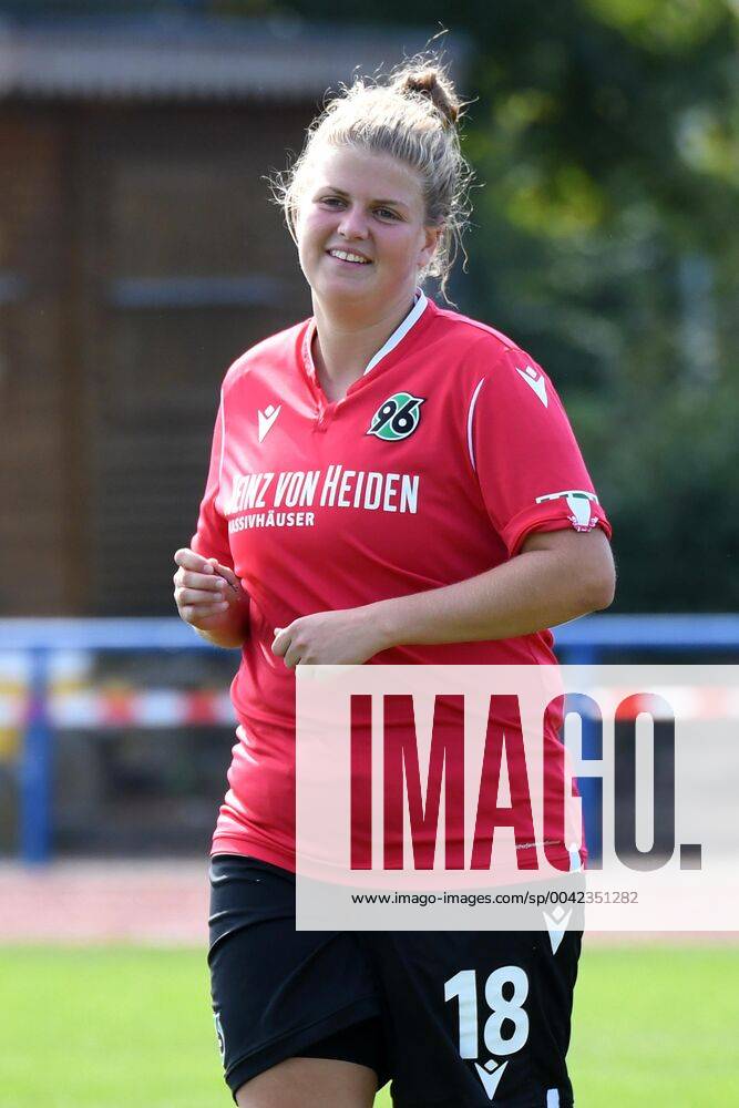 GER, FRLN, TSG 07 Burg Gretesch vs. Hannover 96 15.09.2019, Sportplatz Gretesch, Osnabrück, GER, FRLN, TSG 07 Burg Gretesch vs. Hannover 96 im Bild Anna-Lena Füllkrug Fuellkrug (Hannover 96 18), Aktion Einzelbild lachend laechelnd gut gelaunt grinst grinsend