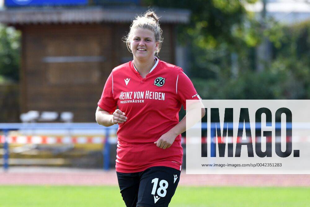 GER, FRLN, TSG 07 Burg Gretesch vs. Hannover 96 15.09.2019, Sportplatz Gretesch, Osnabrück, GER, FRLN, TSG 07 Burg Gretesch vs. Hannover 96 im Bild Anna-Lena Füllkrug Fuellkrug (Hannover 96 18), Aktion Einzelbild lachend laechelnd gut gelaunt grinst grinsend