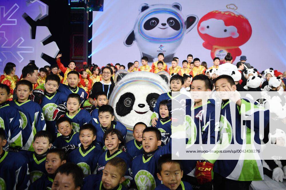 (190918) -- BEIJING, Sept. 18, 2019 -- Children pose with Bing Dwen Dwen, the mascot of Beijing 2022 Olympic Winter games, Winterspiele,Spiele, Summer games during the 2022 Beijing Winter Olympic and Paralympic Games mascot launch ceremony in Beijing, capital of China, Sept. 17, 2019. ) XINHUA PHOTOS OF THE DAY JuxHuanzong
