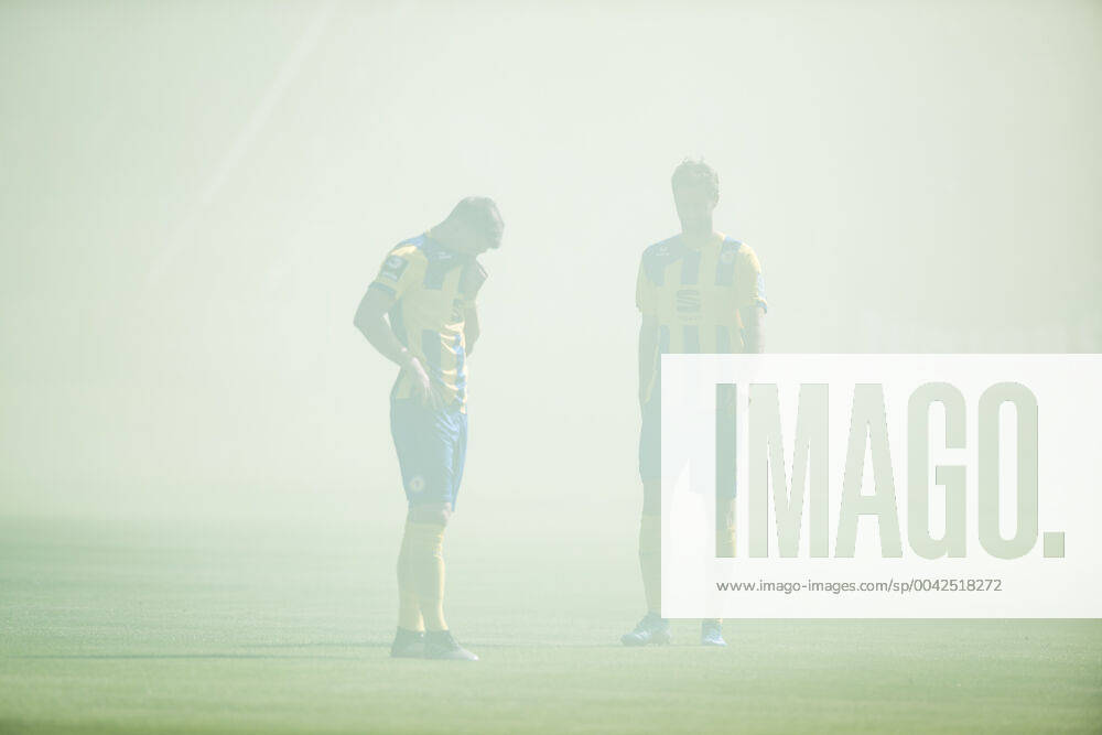 KW38 3. Fussball Bundesliga; Viktoria Koeln - Eintracht Braunschweig, 21.09.2019 Zwei Spieler stehen im Nebel der Rauchfackeln auf dem Feld, 3. Fussball Bundesliga, Viktoria Koeln - Eintracht Braunschweig, Koeln, Sportpark Hoehenberg DFL REGULATIONS PROHIBIT ANY USE OF PHOTOGRAPHS AS IMAGE SEQUENCES AND OR QUASI-VIDEO.