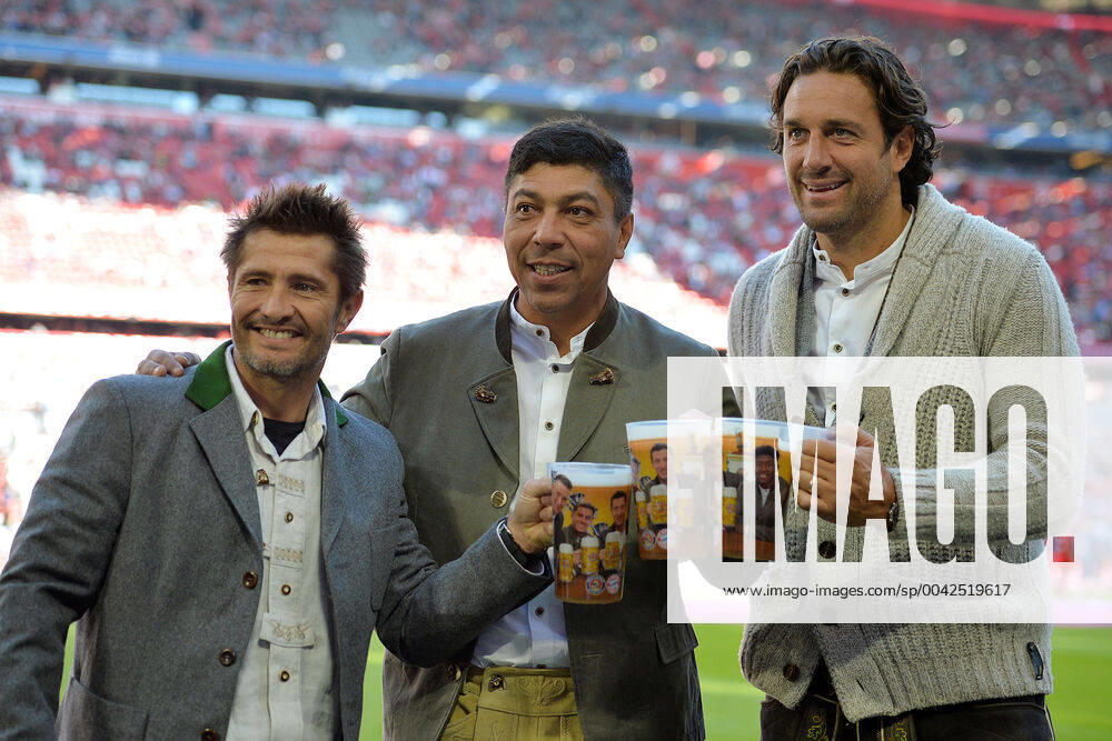 Fussball 1.Bundesliga, FC Bayern Muenchen - 1. FC Koeln, v.l. Bixente Lizarazu, Giovane Elber und Luca Toni Muenchen