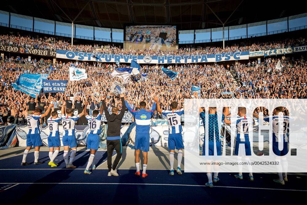 KW38 Fussball Berlin 21.09.2019 Saison 2019 2020 1. Bundesliga DFL Hertha BSC Berlin - SC Paderborn Jubel Hertha mit Fans nach dem Spiel