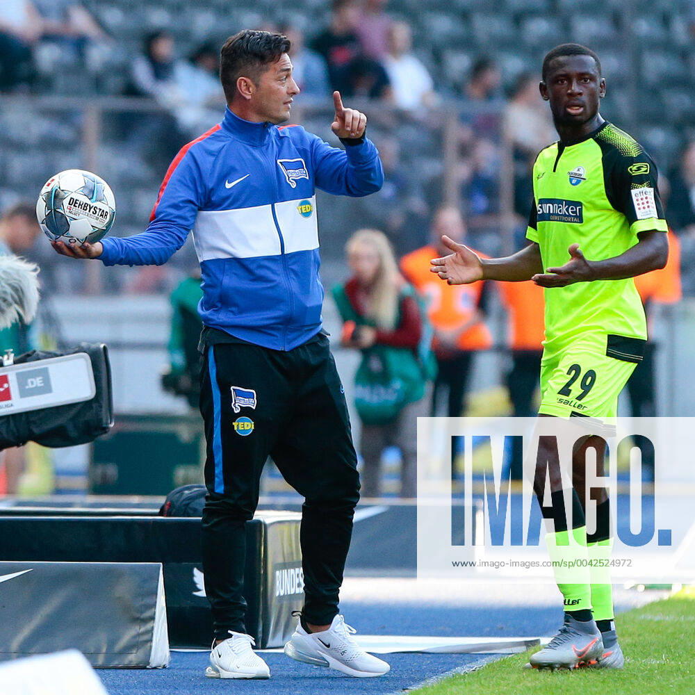 Fussball 1.Bundesliga, Hertha BSC Berlin - SC Paderborn 07, v.l. Ante Covic (Hertha, Trainer) enthaelt Jamilu Collins (Paderborn, 29) den Ball vor Berlin