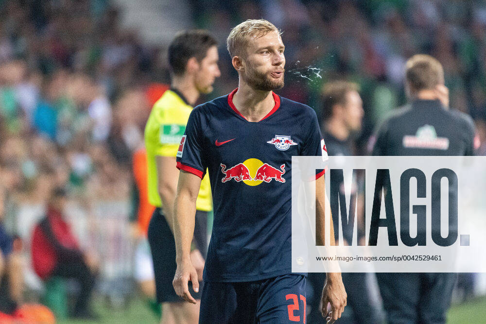 KW38 GER, 1.FBL, Werder Bremen vs RB Leipzig 21.09.2019, wohninvest Weserstadion, Bremen, GER, 1.FBL, Werder Bremen vs RB Leipzig, DFL REGULATIONS PROHIBIT ANY USE OF PHOTOGRAPHS AS IMAGE SEQUENCES AND OR QUASI-VIDEO. im Bild gelb rote karte fuer Konrad Laimer (RB Leipzig 27)