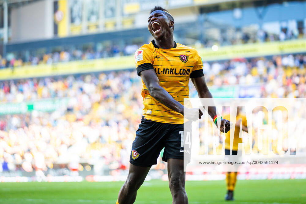 Fussball, GER, Saison 2019 2020, 2. Bundesliga, 7. Spieltag, SG Dynamo Dresden - SSV Jahn Regensburg Jubel nach dem 2:1 Siegtreffer für Dynamo Dresden. Im Bild _ Moussa Kone DFL REGULATIONS PROHIBIT ANY USE OF PHOTOGRAPHS AS IMAGE SEQUENCES AND OR QUASI-VIDEO..) mit Moussa Kone (mi.) und Linus Wahlqvist DFL REGULATIONS PROHIBIT ANY USE OF PHOTOGRAPHS AS IMAGE SEQUENCES AND OR QUASI-VIDEO.
