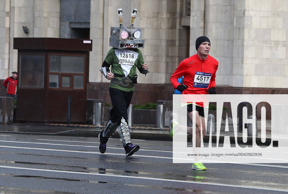 KW38 MOSCOW, RUSSIA - SEPTEMBER 22, 2019: People compete in the 7th Absolute Moscow Marathon; the event consists of a 42.2km marathon and a 10km race in central Moscow. Stanislav Krasilnikov TASS TS0BBF90