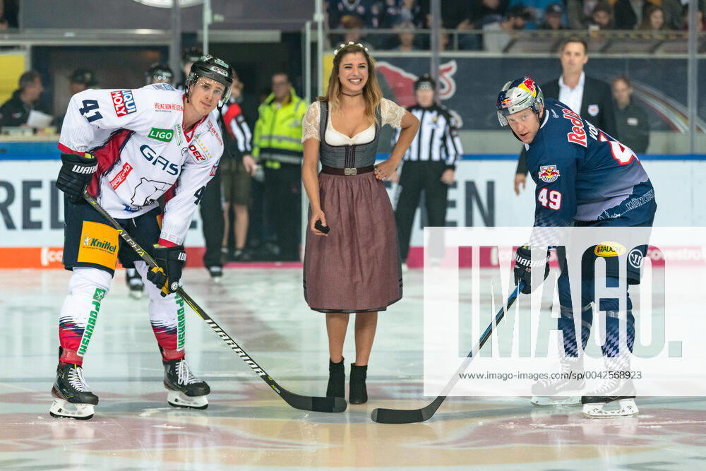 KW38 Wiesenplaymade Stella Tiana Stegmann beim Eroeffnungsbully mit Louis-Marc Aubry (Eisbaeren Berlin) und Mark Voakes (EHC Red Bull Muenchen) im Spiel Red Bull Muenchen gegen die Eisbaeren Berlin am 22.09.2019. GER, Eishockey, Deutsche Eishockey Liga DEL, EHC Red Bull Muenchen gegen Eisbaeren Berlin, 22.09.2019, Olympiaeisstadion Muenchen Muenchen