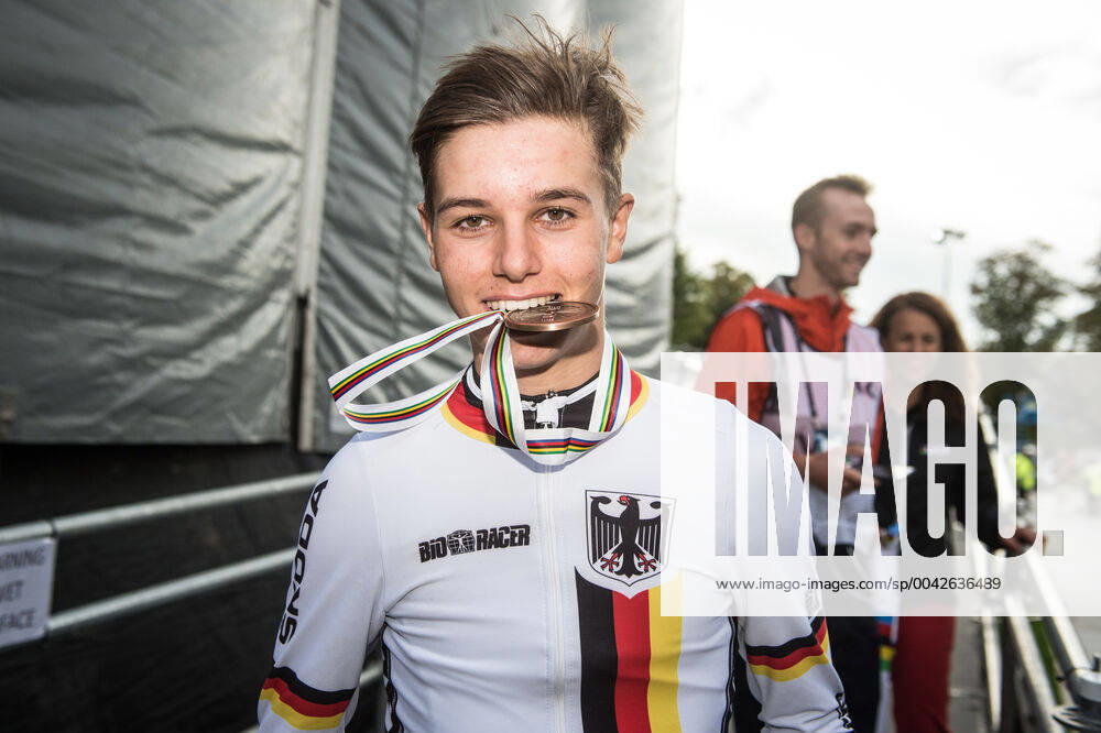 KW39 Marco Brenner (GER) holt den dritten Platz im Einzelzeitfahren bei den Junioren bei der Strassen Rad Weltmeisterschaft in Yorkshire 2019 - Freude - Emotionen - Mimic - Gestic - Querformat - quer - horizontal - Event Veranstaltung: Strassen Rad WM Yorkshire - Einzelzeitfahren Junioren Männer - Harrogate to Harrogate 27.6 km - Ort Location: Harrogate - Region: Yorkshire - Land Country: Grossbritanien Great Britain - Datum Date: 23.09.2019