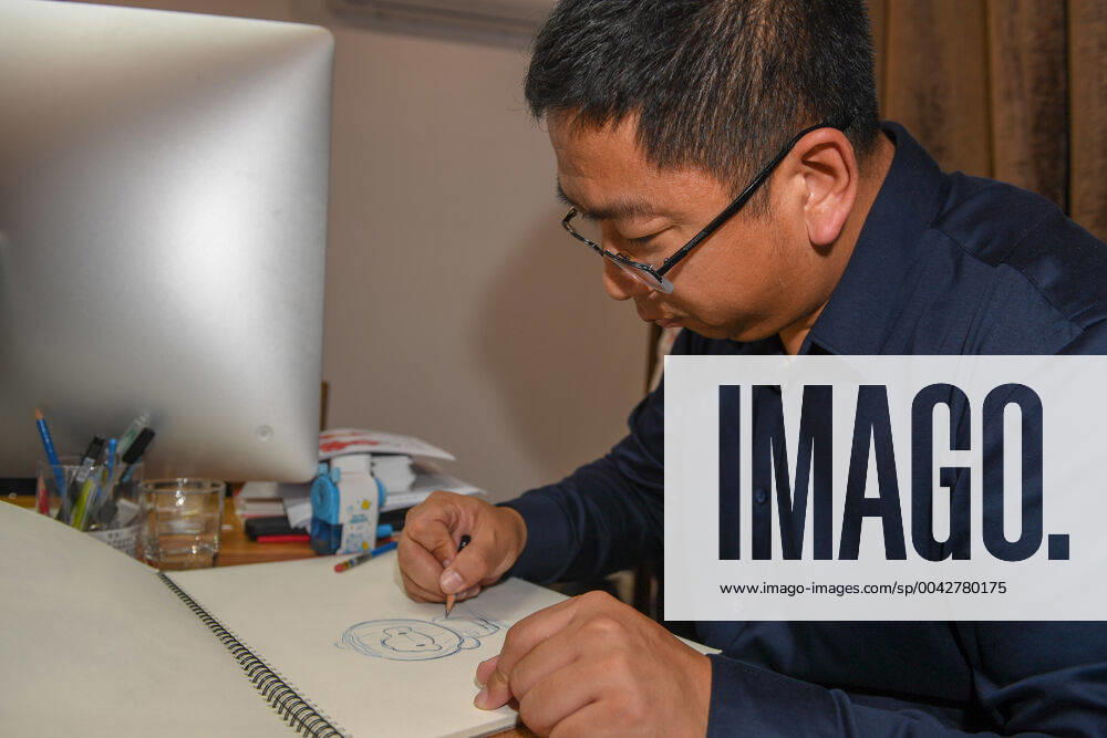 (190926) -- CHANGCHUN, Sept. 26, 2019 -- Designer Jiao Qiang draws Shuey Rhon Rhon, the mascot of the 2022 Paralympic Winter games, Winterspiele,Spiele, Summer games at Jilin University of Arts in Changchun, northeast China s Jilin Province on Sept. 26, 2019. Shuey Rhon Rhon, the mascot of the 2022 Paralympic Winter Games, is a Chinese lantern child ready to welcome friends from around the world for a big party. Exuding positivity, the glow emanating from its heart symbolises the inspiring warmth, friendship, courage and perseverance of Para athletes that light up the dreams of millions every day. ) (SP)JILIN-CHANGCHUN-2022 PARALYMPIC WINTER GAMES-MASCOT ZhangxNan
