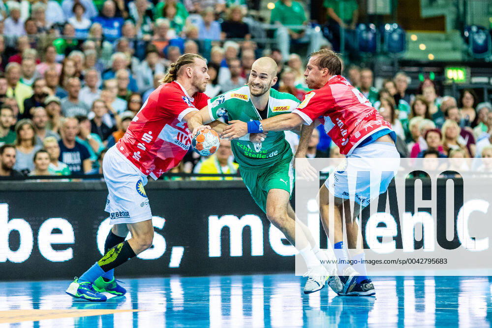 KW39 (vlr) Fabian Gutbrod ( 22 Bergischer HC 06), Maximilian Janke ( 13 SC DHFK Leipzig), Max Darj ( 5 Bergischer HC 06) waehrend der Saison 2019-2010 in der 1. Handball Bundesliga (Herren) zwischen SC DHfK Leipzig und Löwen Bergischer HC 06 in der Arena Leipzig am 26. September 2019 in Leipzig, Sachsen, Deutschland
