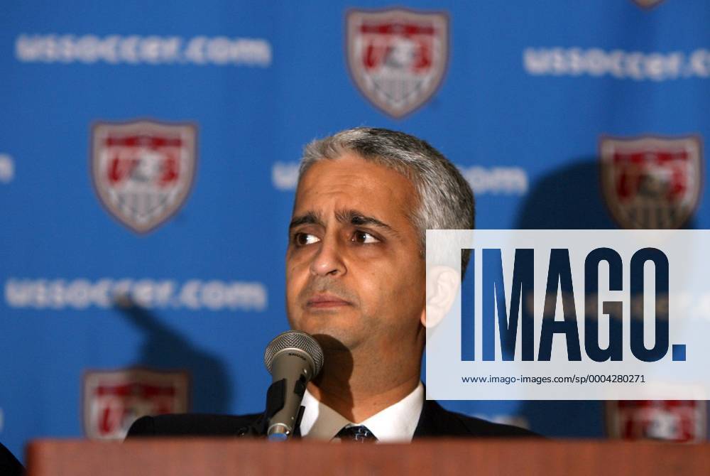 Präsident Sunil Gulati (United States Soccer Federation USA) - Pressekonferenz anlässlich der Bewerbung der USA für die WM 2018 bzw. 2022 - (Icon918m090211001) Fußball WM Herren WM Bewerbung 2009, 2018, 2022, Kandidatur, Kandidat, Bewerber, Pressekonferenz, Pressetermin Einzelbild Columbus