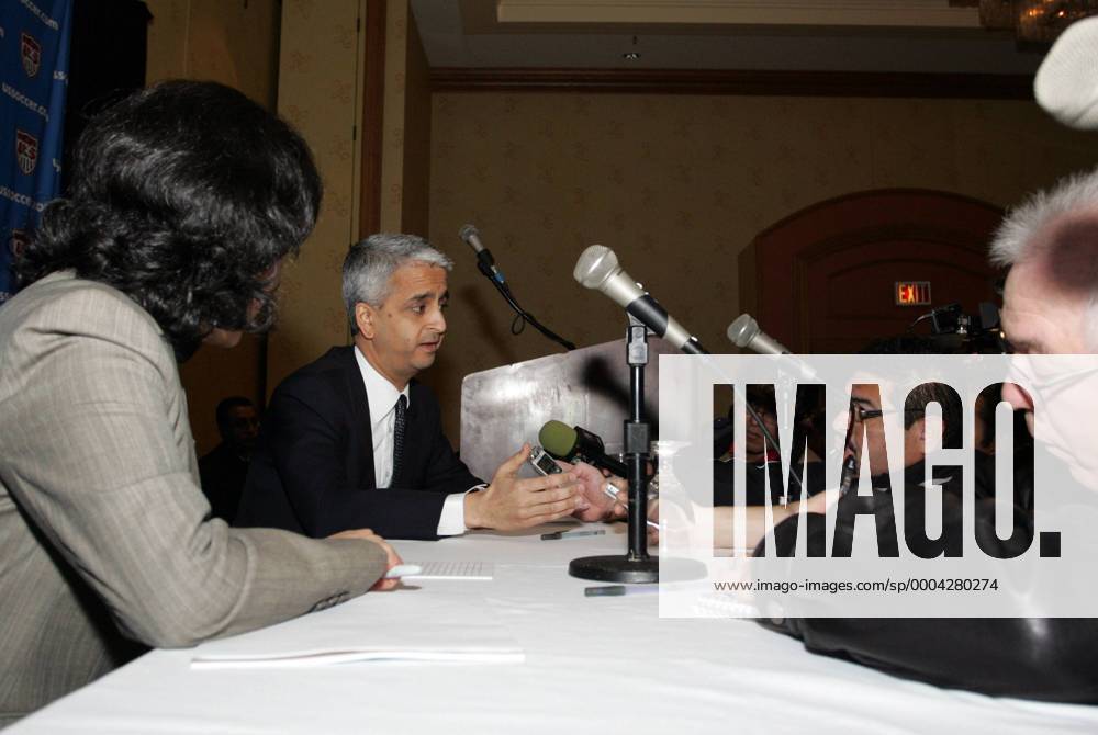 Präsident Sunil Gulati (United States Soccer Federation USA, 2.v.li.) - Pressekonferenz anlässlich der Bewerbung der USA für die WM 2018 bzw. 2022 - (Icon918m090211019) Fußball WM Herren WM Bewerbung 2009, 2018, 2022, Kandidatur, Kandidat, Bewerber, Pressekonferenz, Pressetermin Gruppe Columbus