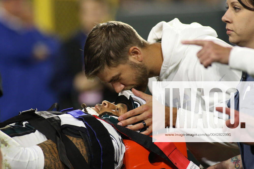 KW39 GREEN BAY, WI - SEPTEMBER 26: A Philadelphia Eagles trainer holds the helmet of Philadelphia Eagles cornerback Avonte Maddox (29) during a game between the Green Bay Packers and the Philadelphia Eagles on September 26, 2019, at Lambeau Field in Green Bay, WI. (Photo by Larry Radloff Icon Sportswire) NFL, American Football Herren, USA SEP 26 Eagles at Packers Icon1909264044