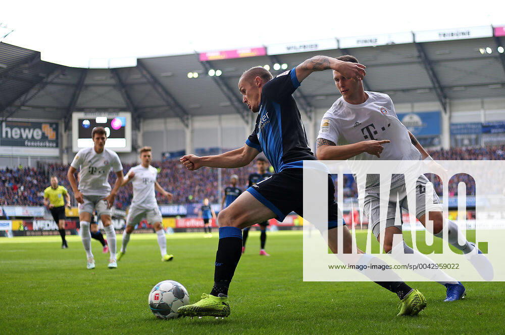 Fussball 1. Bundesliga 2019 2020, 6. Spieltag, SC Paderborn 07 - FC Bayern München, in der Benteler-Arena Paderborn. (L-R) Sven Michel (SC Paderborn 07) gegen Niklas Süle (Bayern München)