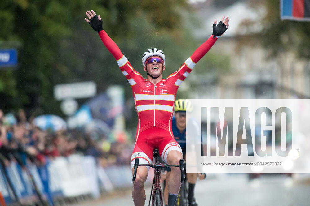 Bilder des Jahres 2019, Sport 09 September Mads Pedersen (DEN DK - Nationalteam Dänemark - Trek-Segafredo) gewinnt den Titel des neuen Strassenweltmeisters auf der Strasse 2019 in Yorkshire - im Sprint aus einer Gruppe besiegt er Matteo Trentin (ITA - Nationalteam Italien - Mitchelton-Scott) und Stefan Küng (SUI SWI - Nationalteam Schweiz - Groupama-FDJ) - Finish - Ziel - Zielsprint - Zielankunft - Finale - Final - Sprint - Jubel - Freude - Luck - Emotion - Emotionen - Mimik - Mimic - Gestik - Gestic - Aktion Rennszene - Querformat - quer - horizontal - Event Veranstaltung: Strassen Rad WM Yorkshire - Strassenerennen Herren Elite - Leeds nach to Harrogate km - Ort Location: Harrogate - Region: Yorkshire - Land Country: Grossbritanien Great Britain - Datum Date: 29.09.2019