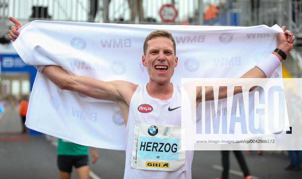 KW39 Berlin Marathon, Peter Herzog qualifiziert sich für Olympia 2020 Peter Herzog (AUS) sichert sich Olympiateilnahme 2020 und läuft persönliche Bestzeit von 2:10:57 Stunden beim BMW Berlin Marathon 2019 auf Straße des 17. Juni in Berlin am 29.09.19 BMW Berlin Marathon 2019