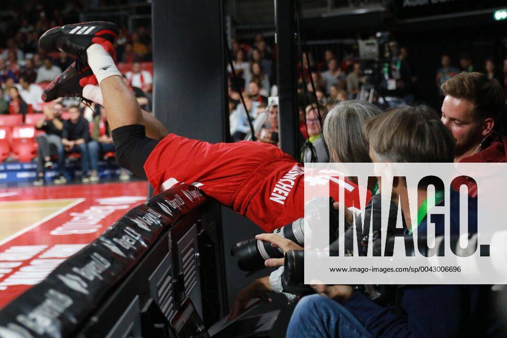 KW40 Nihad Djedovic (FC Bayern) landet nach einer Aktion zwischen Fotografen Basketball FC Bayern München Basketball - Hamburg Towers 30.09.2019