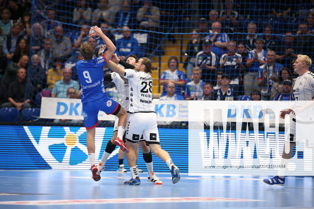 V.l. Jonathan Carlsbogard (TBV Lemgo Lippe 9), Domagoj Duvnjak (THW Kiel 4), Pavel Horak (THW Kiel 28) GER, Handball, 1. Bundesliga, TBV Lemgo Lippe gegen THW Kiel, 06.10.2019 Lemgo