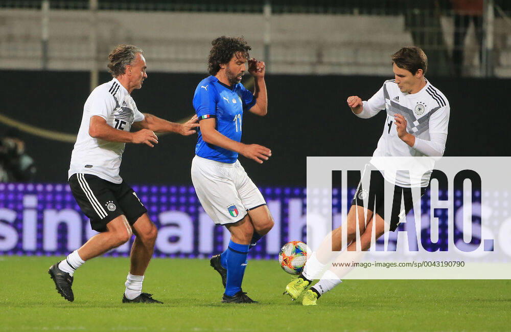 DFB-All-Stars vs Azzuri Legends, Sportpark Ronhof Fuerth, Fussball, im Bild: Maurizio Gaudino ( DFB All Stars), Damiano Tommasi ( Azzuri All Stars) und Philipp Wollscheid ( DFB All Stars)