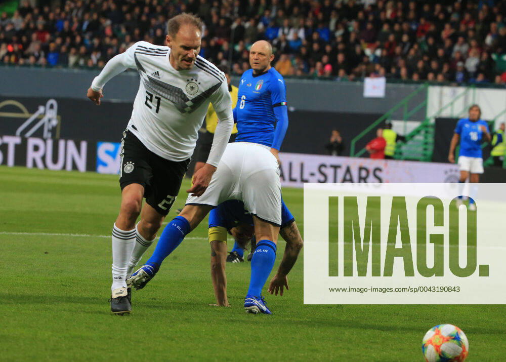 DFB-All-Stars vs Azzuri Legends, Sportpark Ronhof Fuerth, Fussball, im Bild: Alexander Zickler ( DFB All Stars) vs Fabio Cannavaro ( Azzuri All Stars)