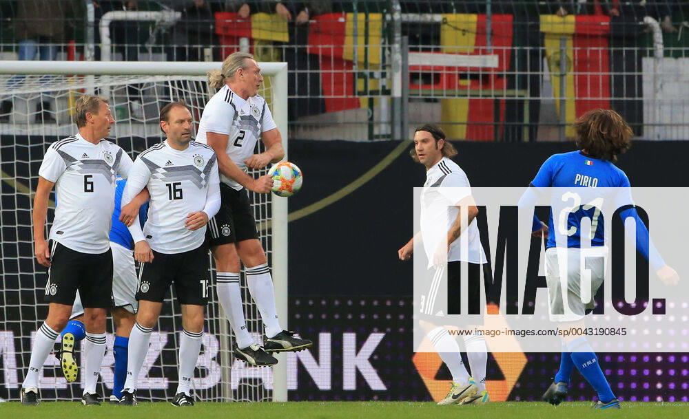 DFB-All-Stars vs Azzuri Legends, Sportpark Ronhof Fuerth, Fussball, im Bild: Guido Buchwald ( DFB All Stars), Jens Nowotny ( DFB All Stars), Michael Schulz ( DFB All Stars), Torsten Frings ( DFB All Stars) und Andrea Pirlo ( Azzuri All Stars) beim Freistoss