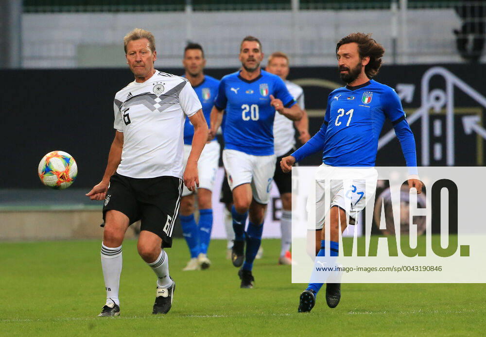 DFB-All-Stars vs Azzuri Legends, Sportpark Ronhof Fuerth, Fussball, im Bild: Guido Buchwald ( DFB All Stars) vs Andrea Pirlo ( Azzuri All Stars)
