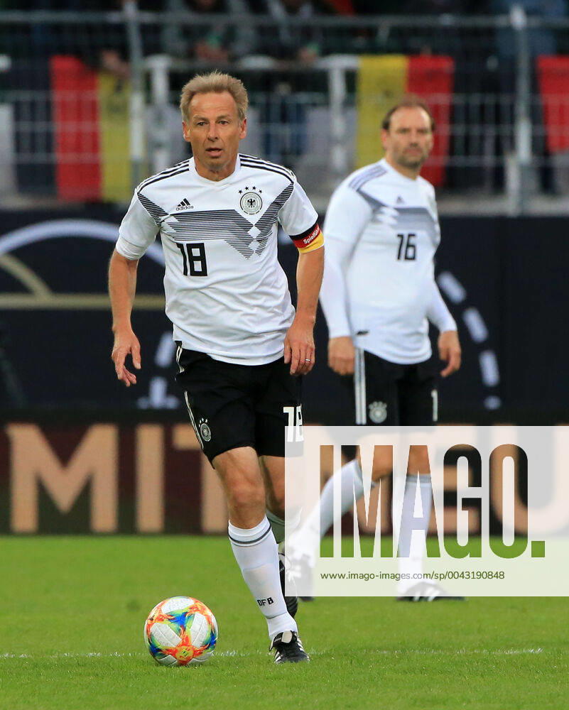 DFB-All-Stars vs Azzuri Legends, Sportpark Ronhof Fuerth, Fussball, im Bild: Juergen Klinsmann ( DFB All Stars) and Jens Nowotny ( DFB All Stars)