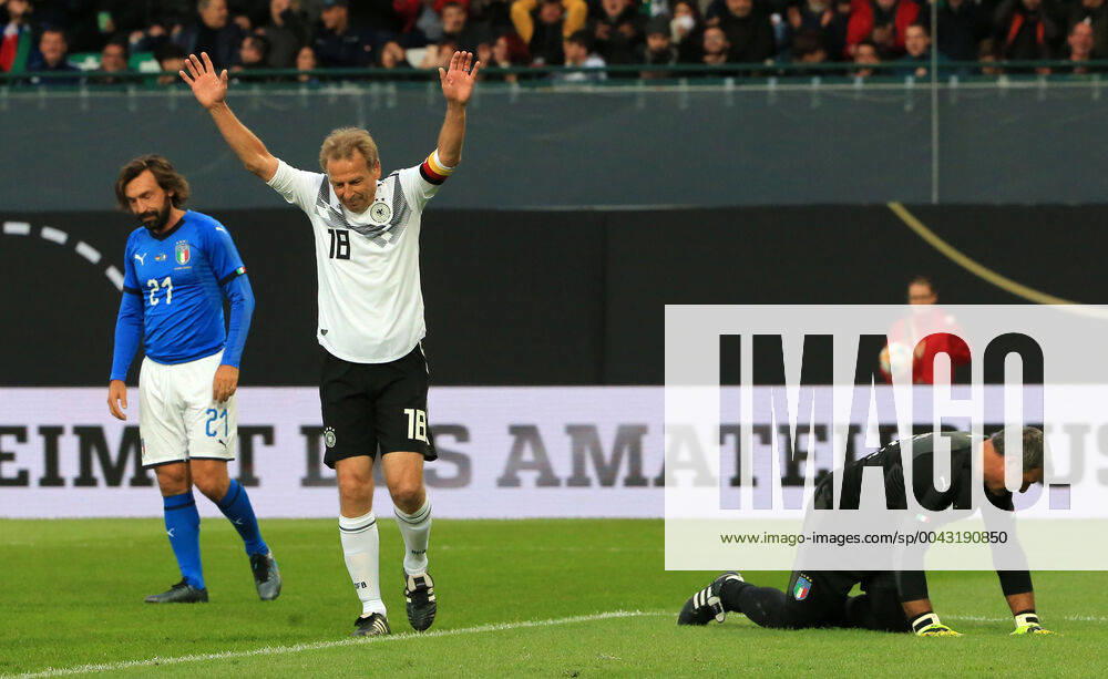 DFB-All-Stars vs Azzuri Legends, Sportpark Ronhof Fuerth, Fussball, im Bild: Andrea Pirlo ( Azzuri All Stars), Juergen Klinsmann ( DFB All Stars) jubelt zum 2:0, Angelo Peruzzi ( Azzuri All Stars) am Boden