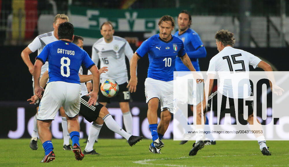 DFB-All-Stars vs Azzuri Legends, Sportpark Ronhof Fuerth, Fussball, im Bild: Genarro Gattuso ( Azzuri All Stars), Guido Buchwald ( DFB All Stars), Jens Nowotny ( DFB All Stars), Francesco Totti ( Azzuri All Stars), Luca Toni ( Azzuri All Stars), Maurizio Gaudino ( DFB All Stars)