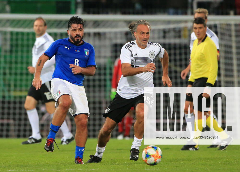DFB-All-Stars vs Azzuri Legends, Sportpark Ronhof Fuerth, Fussball, im Bild: Genarro Gattuso ( Azzuri All Stars) vs Maurizio Gaudino ( DFB All Stars)