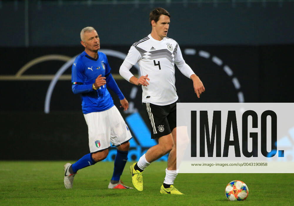 DFB-All-Stars vs Azzuri Legends, Sportpark Ronhof Fuerth, Fussball, im Bild: Fabrizio Ravanelli ( Azzuri All Stars) vs Philipp Wollscheid ( DFB All Stars)
