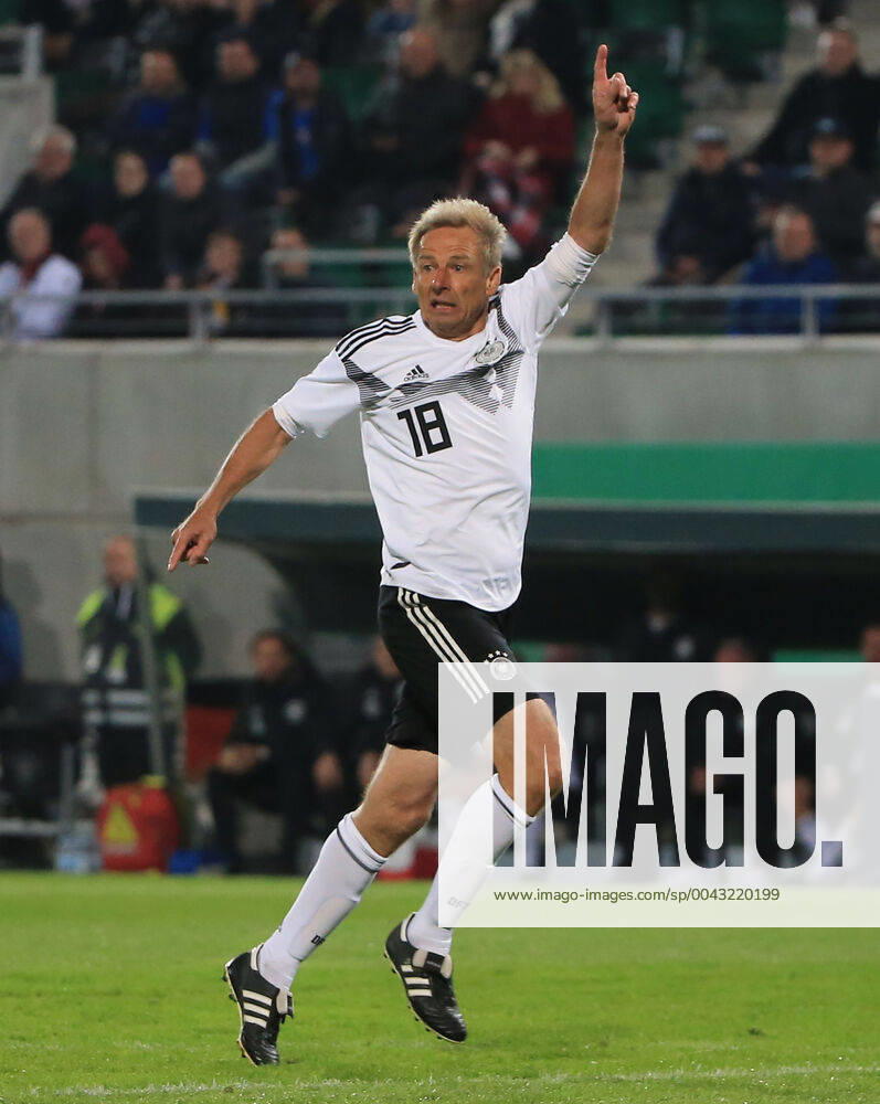 DFB-All-Stars vs Azzuri Legends, Sportpark Ronhof Fuerth, Fussball, im Bild: Juergen Klinsmann ( DFB All Stars)