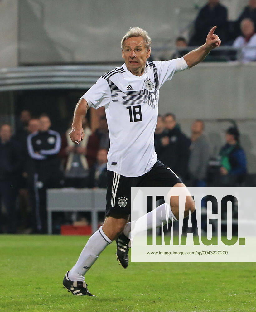 DFB-All-Stars vs Azzuri Legends, Sportpark Ronhof Fuerth, Fussball, im Bild: Juergen Klinsmann ( DFB All Stars)