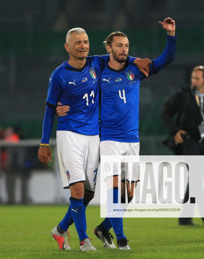 DFB-All-Stars vs Azzuri Legends, Sportpark Ronhof Fuerth, Fussball, im Bild: Fabrizio Ravanelli ( Azzuri All Stars) und Federico Balzaretti ( Azzuri All Stars)