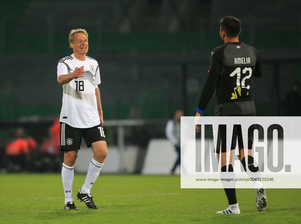 DFB-All-Stars vs Azzuri Legends, Sportpark Ronhof Fuerth, Fussball, im Bild: Juergen Klinsmann ( DFB All Stars) und Marco Amella ( Azzuri All Stars)