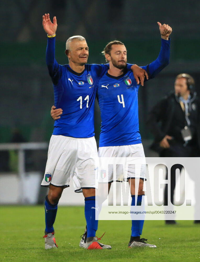 DFB-All-Stars vs Azzuri Legends, Sportpark Ronhof Fuerth, Fussball, im Bild: Fabrizio Ravanelli ( Azzuri All Stars) und Federico Balzaretti ( Azzuri All Stars)