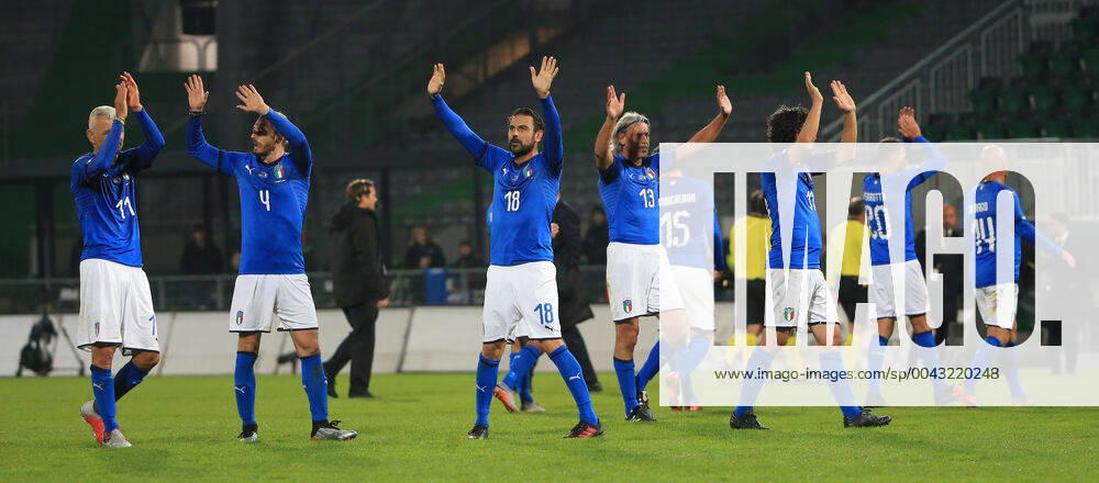 DFB-All-Stars vs Azzuri Legends, Sportpark Ronhof Fuerth, Fussball, im Bild: Fabrizio Ravanelli ( Azzuri All Stars), Federico Balzaretti ( Azzuri All Stars), Stefano Fiore ( Azzuri All Stars), Moreno Torricelli ( Azzuri All Stars), Giuliano Giannichedda ( Azzuri All Stars), Damiano Tommasi ( Azzuri All Stars), Simone Perrotta ( Azzuri All Stars) und Luigi Di Bagio ( Azzuri All Stars) bedanken sich bei ihren Fans