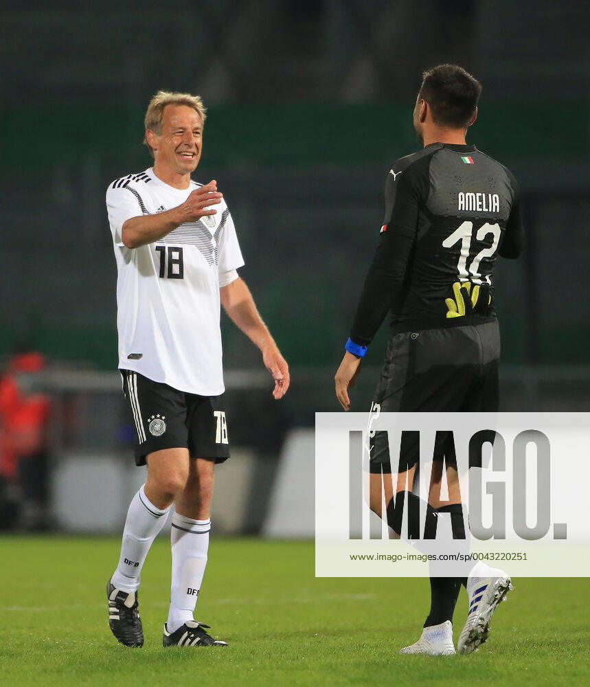 DFB-All-Stars vs Azzuri Legends, Sportpark Ronhof Fuerth, Fussball, im Bild: Juergen Klinsmann ( DFB All Stars) und Marco Amella ( Azzuri All Stars)