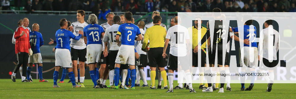 DFB-All-Stars vs Azzuri Legends, Sportpark Ronhof Fuerth, Fussball, im Bild: Deutschland und Italien all Stars nach dem Spiel