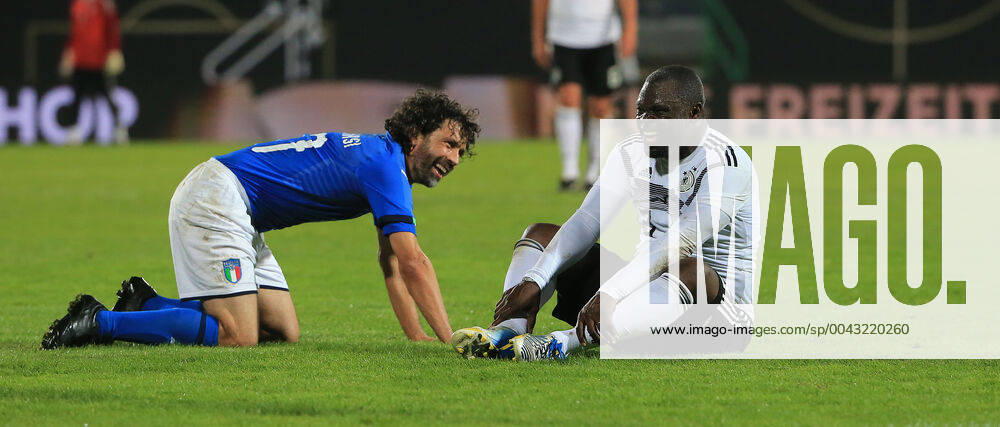 DFB-All-Stars vs Azzuri Legends, Sportpark Ronhof Fuerth, Fussball, im Bild: Damiano Tommasi ( Azzuri All Stars) und Gerald Asamoah ( DFB All Stars)