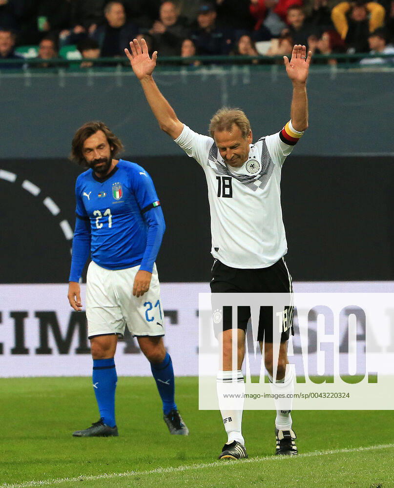 DFB-All-Stars vs Azzuri Legends, Sportpark Ronhof Fuerth, Fussball, im Bild: Andrea Pirlo ( Azzuri All Stars) leidet und Juergen Klinsmann ( DFB All Stars) jubelt zum 2:0