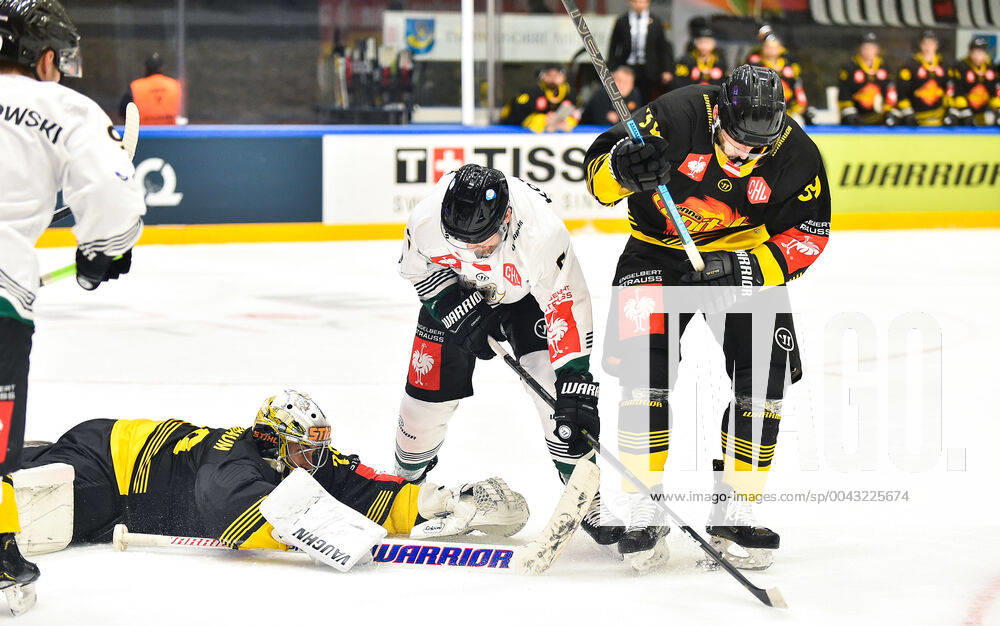 2019.10.08 Tychy Hokej na lodzie Hokejowa Liga Mistrzow Sezon 2019 2020 GKS Tychy - Vienna Capitals N z Bernhard Starkbaum Filip Komorski Foto Lukasz Sobala Press Focus 2019.10.08 Tychy Ice hockey, Eishockey Champions Hockey League Season 2019 2020 GKS Tychy - Adler Mannheim Bernhard Starkbaum Filip Komorski Credit: Lukasz Sobala Press Focus NEWSPIX.PL --- Newspix.pl 20191008PF_LS091
