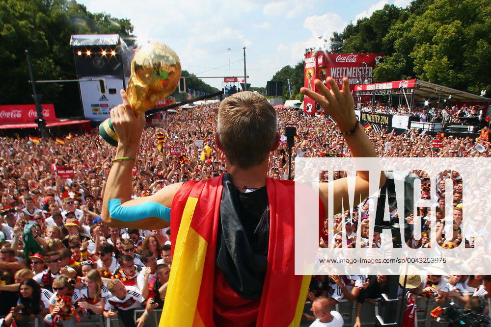 Bastian SCHWEINSTEIGER beendet seine Karriere! Archivfoto: Bastian SCHWEINSTEIGER (Deutschland) mit WM-Pokal und Deutschlandfahne Empfang WM-Party Fahrt auf einem LKW Truck zur Feier der deutschen Fussball Nationalmannschaft auf die Fanmeile am Brandenburger Tor in Berlin- Empfang der deutschen Fussball Nationalmannschaft in Berlin, DFB Party Fest der Weltmeister am 15.07.2014 in Berlin, POOLFOTO Â