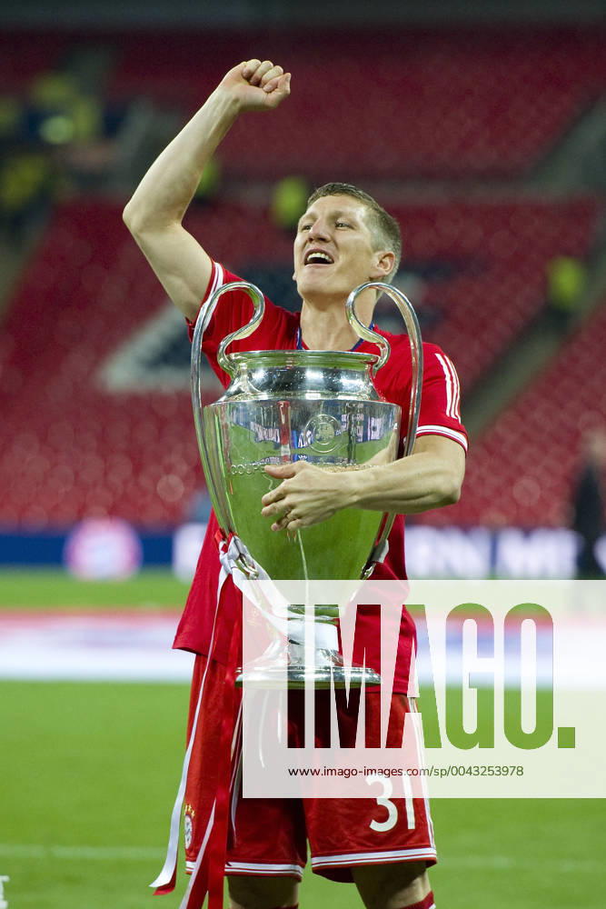 Bastian SCHWEINSTEIGER beendet seine Karriere! Archivfoto: Bastian SCHWEINSTEIGER (M) jubelt mit Pokal, Fussball Champions League Finale 2013 Borussia Dortmund (DO) - FC Bayern Muenchen (M) 1:2. Saison2012 13, WEMBLEY Stadion, 25.05.2013. Â