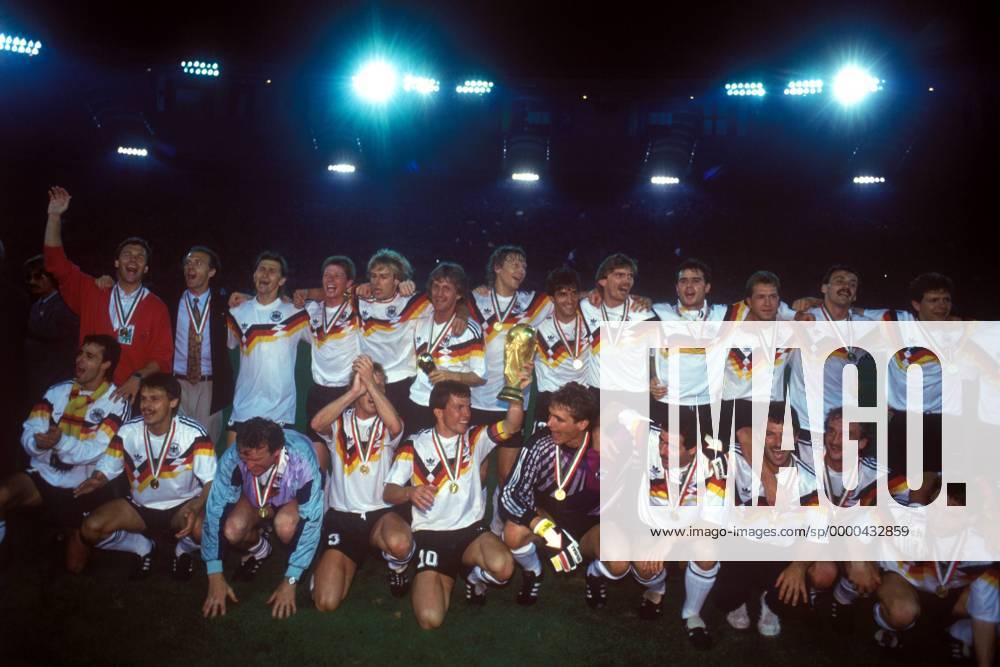 Deutschland als Weltmeister 1990, hinten v. li.: Co-Trainer Osieck, Teamchef Beckenbauer, Augenthaler, Reuter, Klinsmann, Mill, Buchwald, Riedle, Steiner, Berthold, Köpke, Kohler, Möller; vorn: Littbarski, Thon, Torwarttrainer Maier, Brehme, Matthäus... Fußball WM Herren Weltmeisterschaft, Finale, Endspiel, Nationalmannschaft, Nationalteam, Nationaltrikot Totale Stadio Olimpico, Olympiastadion Rom Glück, Begeisterung, Freude,