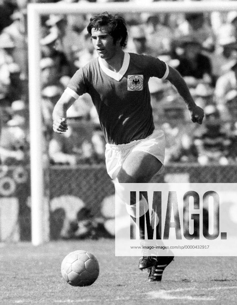 Gerd Müller (BR Deutschland) am Ball Fußball WM Herren Weltmeisterschaft 1970, Nationalmannschaft, Nationalteam, Nationaltrikot Einzelbild Estadio Guanajuato Leon Dynamik,