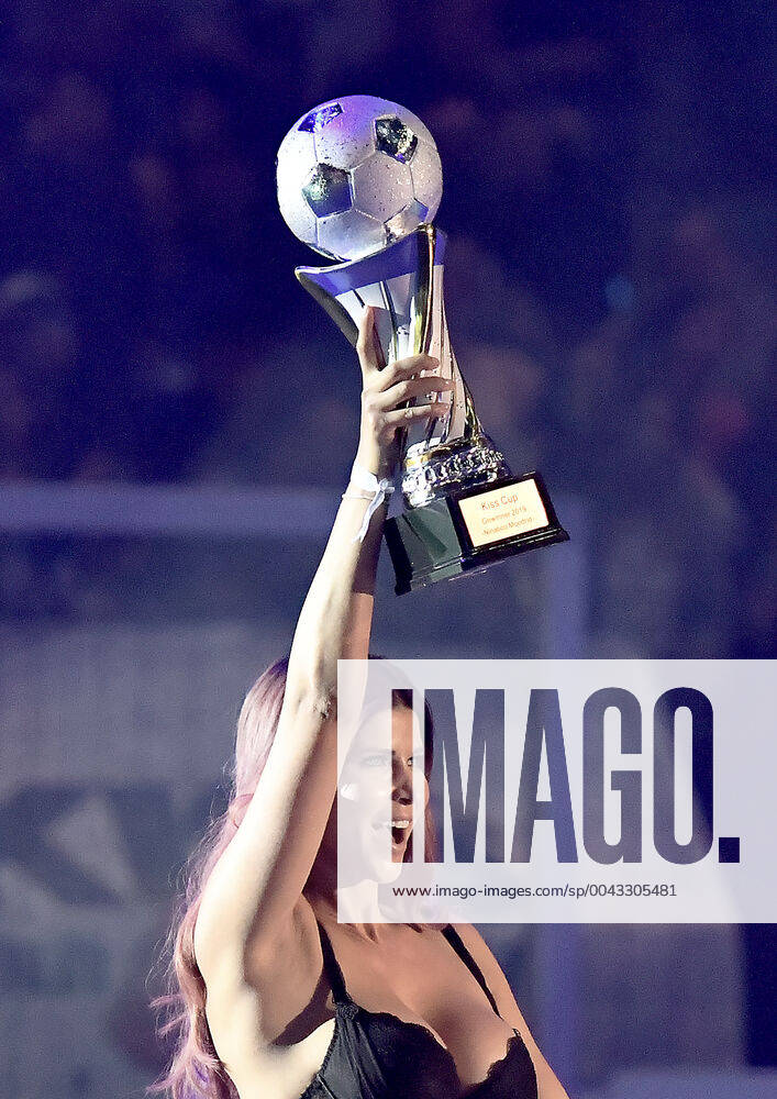 Promi Fussball Event , KISS CUP 2019, v.l.Model Micaela Schaefer mit dem Siegerpokal in der Hand beim Kiss Cup 2019 am Mittwoch 09. Oktober 2019 in der Max-Schmelling-Halle in Berlin Berlin